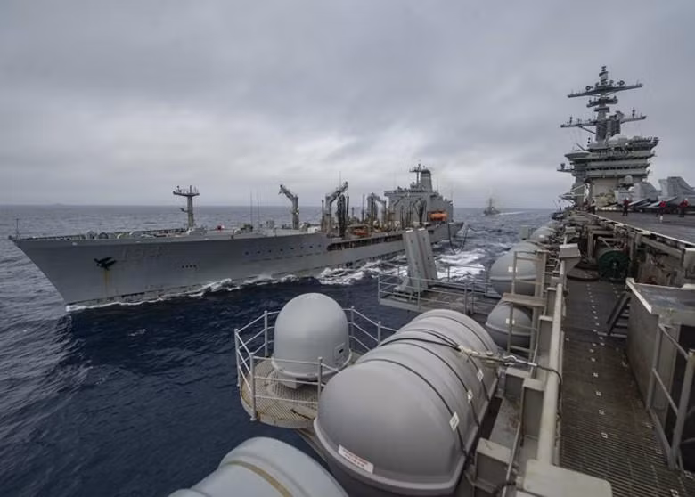 Các tàu chiến Mỹ huấn luyện tiếp tế trên biển (Ảnh: Dongfang).