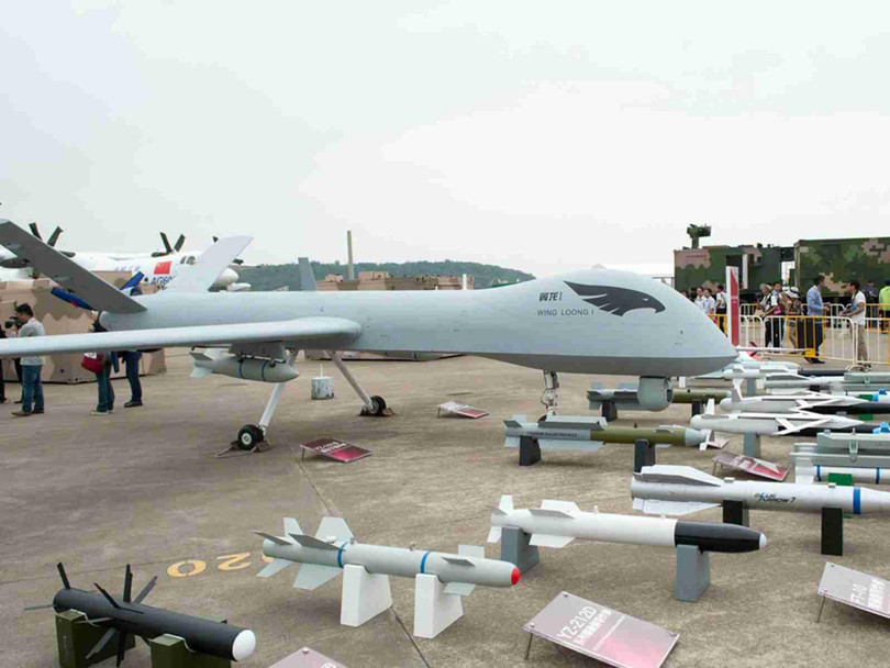 Wing Loong-I cùng "đồ chơi" tại Triển lãm hàng không Chu Hải (Ảnh: Dwnews). Wing Loong-I cùng "đồ chơi" tại Triển lãm hàng không Chu Hải (Ảnh: Dwnews).