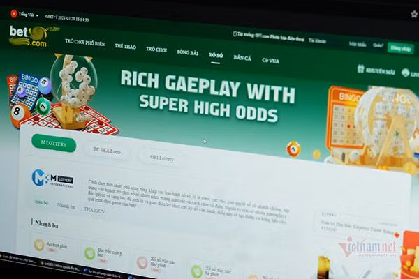 Sau rất nhiều bước trung gian, người dùng được đưa tới một website cờ bạc trực tuyến kèm theo những lời hứa hẹn về lãi suất hấp dẫn. Ảnh: Trọng Đạt