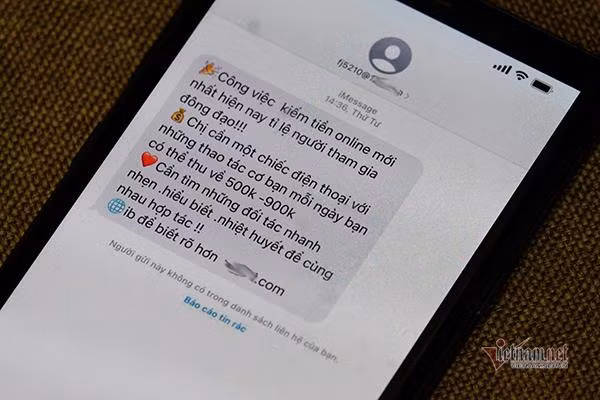 Các tin nhắn quảng cáo cờ bạc giờ đây còn được thể hiện qua một hình thức mới, thu hút người dùng bằng cách gợi ý một công việc giúp kiếm tiền online. Ảnh: Trọng Đạt