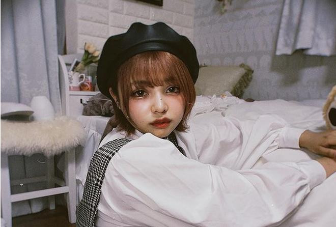 Hoặc gương mặt đã được trang điểm một cách kỹ càng.