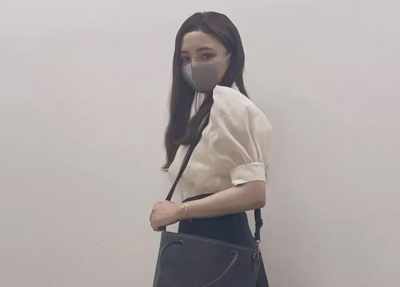 Momo haha xuất hiện trên Youtube với lớp khẩu trang che kín mặt.