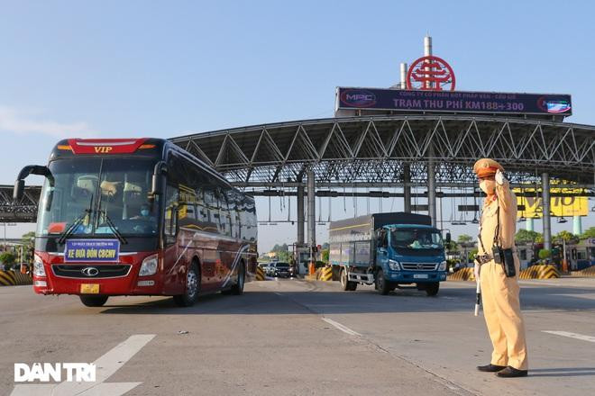 Bí thư Hà Nội yêu cầu mọi người tiếp tục phát huy thành tích, kinh nghiệm thời gian qua, nỗ lực hoàn thành mọi công việc được giao; tạo thành lá chắn vững chắc cho Thủ đô (Ảnh: Đỗ Quân).