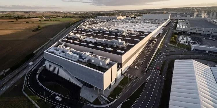 Nhà máy 56 của Mercedes-Benz tại Stuttgart, Đức. Nhà máy 56 của Mercedes-Benz tại Stuttgart, Đức.