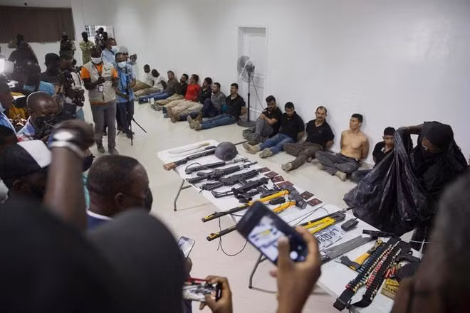 Các nghi phạm và vũ khí bị tịch thu trong vụ ám sát Tổng thống Haiti (Ảnh: Sputnik).