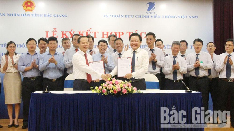 Phó Chủ tịch Thường trực UBND tỉnh Mai Sơn, lãnh đạo Tập đoàn VNPT Việt Nam ký thỏa thuận hợp tác về viễn thông, công nghệ thông tin, xây dựng chính quyền điện tử, CĐS và xây dựng đô thị văn minh giai đoạn 2021-2025. Phó Chủ tịch Thường trực UBND tỉnh Mai Sơn, lãnh đạo Tập đoàn VNPT Việt Nam ký thỏa thuận hợp tác về viễn thông, công nghệ thông tin, xây dựng chính quyền điện tử, CĐS và xây dựng đô thị văn minh giai đoạn 2021-2025.