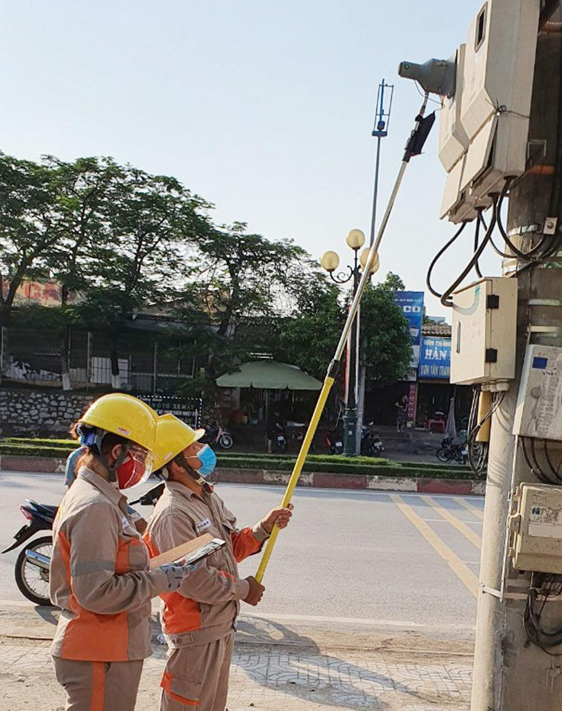 Công nhân Điện lực TP Bắc Giang sử dụng thiết bị tự động đọc chỉ số công tơ của khách hàng.