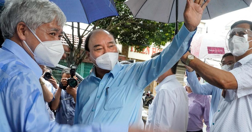 Chủ tịch nước Nguyễn Xuân Phúc thăm người dân trong khu phong tỏa tại huyện Hóc Môn (Ảnh: Phạm Nguyễn).