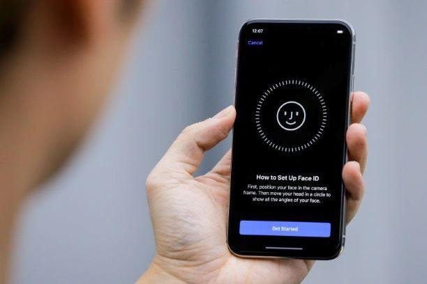 iPhone dùng Face ID để mở khóa và sai số chỉ là 1 phần triệu. iPhone dùng Face ID để mở khóa và sai số chỉ là 1 phần triệu.