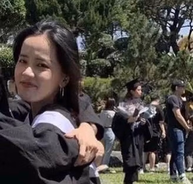 Hình ảnh trong lễ tốt nghiệp của Velociraptor Theresa cũng được dân mạng tìm thấy và chia sẻ lên Internet.