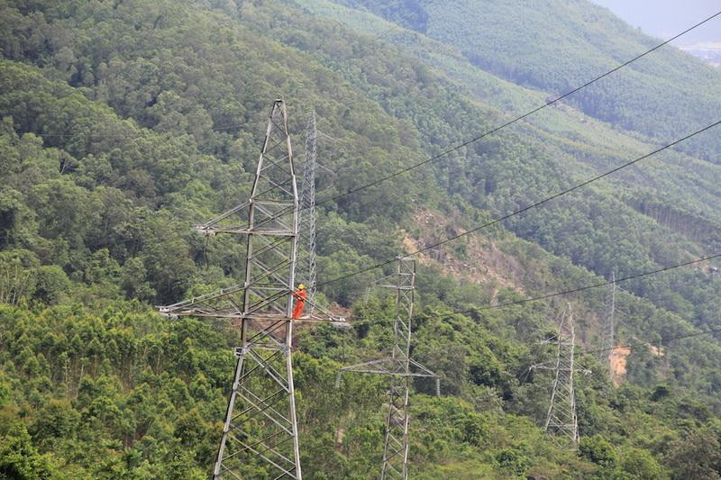 Sửa chữa, bảo dưỡng lưới điện 110 kV. Sửa chữa, bảo dưỡng lưới điện 110 kV.