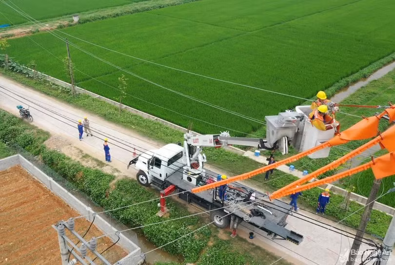 Công nhân EVN nâng cấp lưới điện, đảm bảo an ninh năng lượng quốc gia