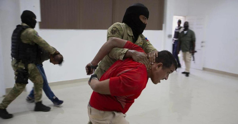 2 nghi phạm trong vụ ám sát Tổng thống Haiti được đưa ra trình diện trước truyền thông tại trụ sở cảnh sát hôm 8/7 (Ảnh: Sputnik). 2 nghi phạm trong vụ ám sát Tổng thống Haiti được đưa ra trình diện trước truyền thông tại trụ sở cảnh sát hôm 8/7 (Ảnh: Sputnik).