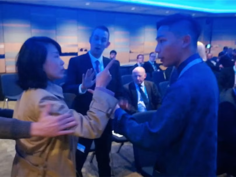 Gây náo loạn và đánh nhân viên công tác tại hội nghị Đảng Bảo thủ Anh, Khổng Lâm Lâm, phóng viên thường trú của Đài Truyền hình Trung ương Trung Quốc tại Anh bị tòa án Birmingham kết án tội.