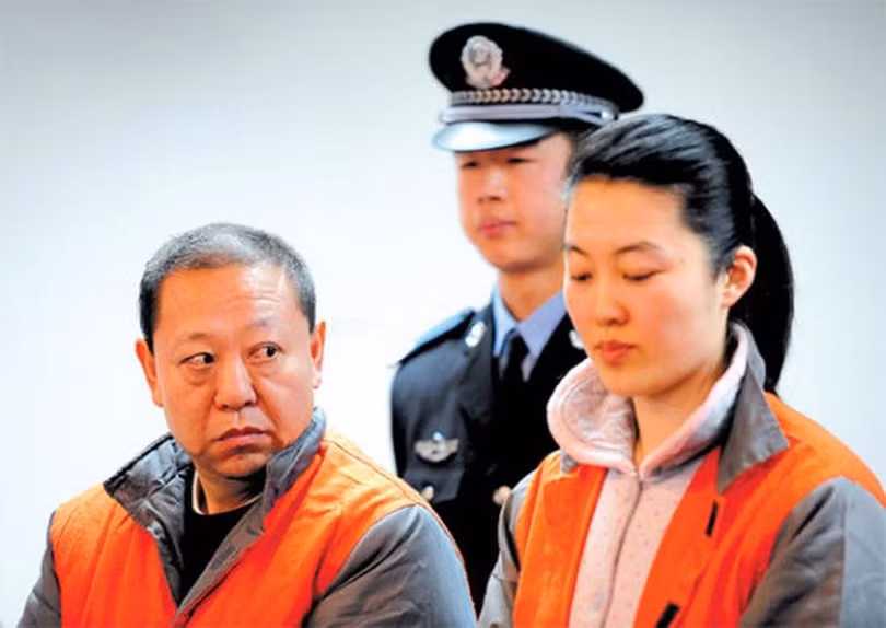 Từ Đại hội 18 Đảng Cộng sản Trung Quốc đến nay, gần một nửa trong số hơn 100 quan chức cấp tỉnh, bộ bị mất chức liên quan đến chuyện bê bối tình ái. Ảnh: quan tham Diêm Vĩnh Hỉ và người tình Mao Húc Đông trước tòa.
