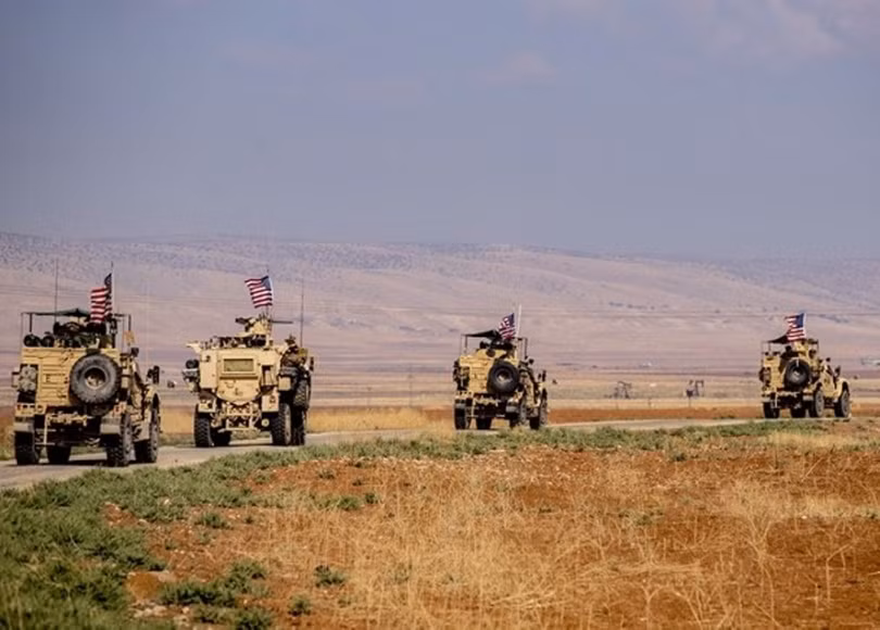 Đoàn xe treo cờ Mỹ tiến hành tuần tra ở khu vực tiền tuyến phía bắc Al-Qahtaniyah gần biên giới Syria - Thổ Nhĩ Kỳ hôm 31/10. Ảnh: Đông Phương.
