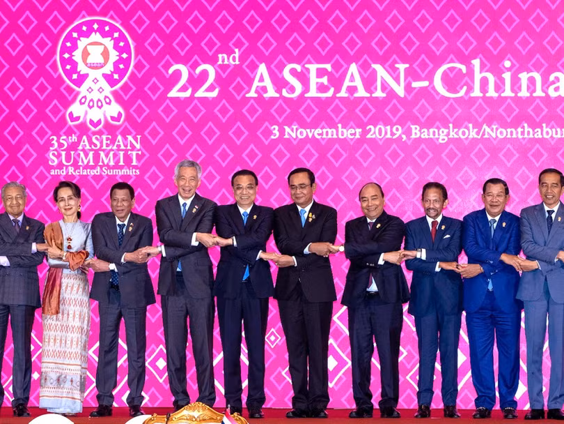 Hội nghị cấp cao các nước ASEAN đã ra tuyên bố bày tỏ quan ngại về vấn đề Biển Đông và cáo buộc Trung Quốc tiến hành các hoạt động quân sự ở Biển Đông. 