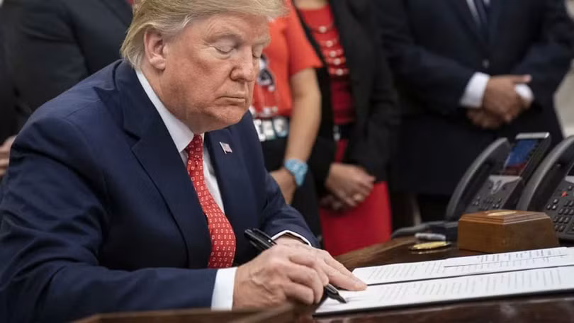 Ngày 27/11 theo giờ Washington, ông Trump đã ký phê chuẩn Đạo luật Dân chủ và Nhân quyền Hồng Kông và Luật Bảo vệ Hồng Kông bất chấp sự phản đối của Trung Quốc.