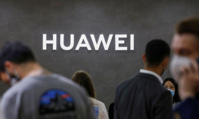 Logo Huawei tại triển lãm hàng điện tử tiêu dùng IFA ở Đức năm 2020. Ảnh: Reuters. Logo Huawei tại triển lãm hàng điện tử tiêu dùng IFA ở Đức năm 2020. Ảnh: Reuters.