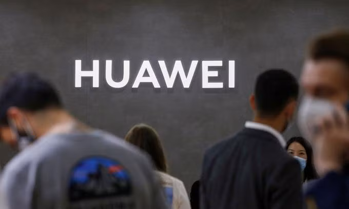 Logo Huawei tại triển lãm hàng điện tử tiêu dùng IFA ở Đức năm 2020. Ảnh: Reuters. Logo Huawei tại triển lãm hàng điện tử tiêu dùng IFA ở Đức năm 2020. Ảnh: Reuters.
