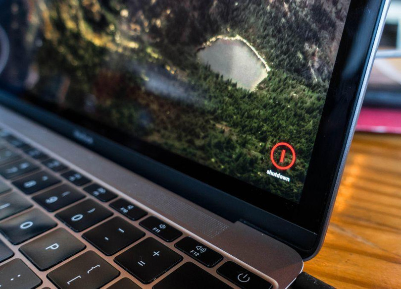 Macbook thực tế chỉ cần gập lại là đủ.