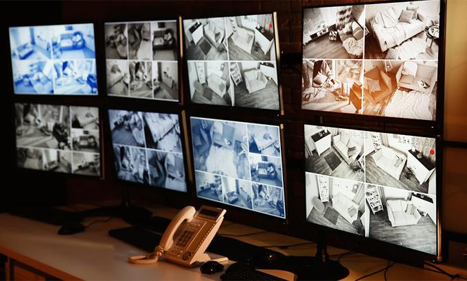 Kẻ xấu có thể lắp camera ẩn trong khách sạn, homestay hoặc hack hệ thống camera trong gia đình. Ảnh: Gensecurity.