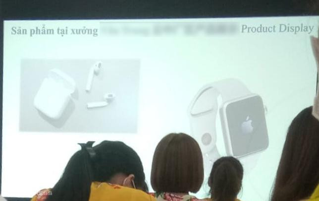Công nhân được đào tạo để sản xuất Apple Watch Series 3 trong một nhà máy ở Việt Nam. Công nhân được đào tạo để sản xuất Apple Watch Series 3 trong một nhà máy ở Việt Nam.