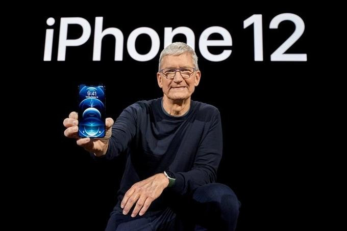 Tim Cook tại buổi ra mắt iPhone 12 cuối năm ngoái. Ảnh: Reuters.