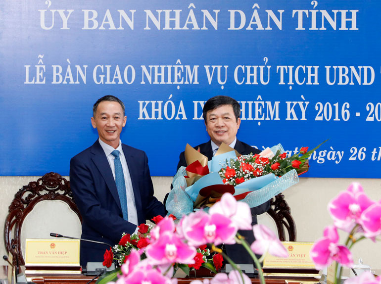 Tân Chủ tịch UBND tỉnh Trần Văn Hiệp tặng hoa chia tay đồng chí Đoàn Văn Việt Tân Chủ tịch UBND tỉnh Trần Văn Hiệp tặng hoa chia tay đồng chí Đoàn Văn Việt