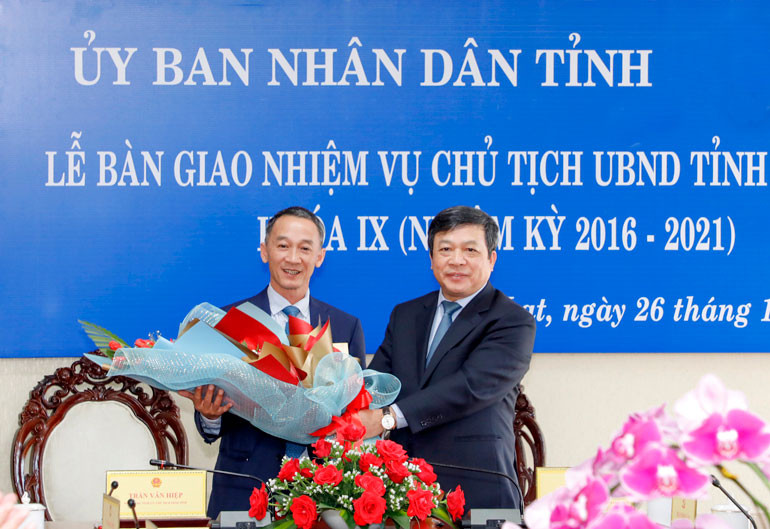 Nguyên Chủ tịch UBND tỉnh Đoàn Văn Việt tặng hoa chúc mừng đồng chí Trần Văn Hiệp Nguyên Chủ tịch UBND tỉnh Đoàn Văn Việt tặng hoa chúc mừng đồng chí Trần Văn Hiệp