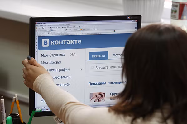 Nga là một trong những quốc gia hiếm hoi không phụ thuộc vào Facebook nhờ sự xuất hiện của mạng xã hội Vkontakte . Đây là mạng xã hội do người Nga tự phát triển để cạnh tranh trực tiếp với các đối thủ ngoại.