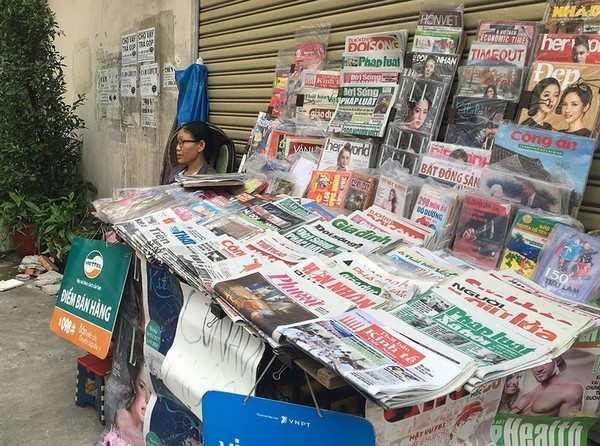 Báo điện tử thu phí không thể áp dụng mô hình kinh doanh truyền thống giống như ở các sạp báo hay giao báo tận nhà. Báo điện tử thu phí không thể áp dụng mô hình kinh doanh truyền thống giống như ở các sạp báo hay giao báo tận nhà.