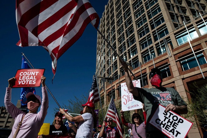 Nhiều người ủng hộ ông Trump tập trung bên ngoài điểm bỏ phiếu. Ảnh: New York Times.