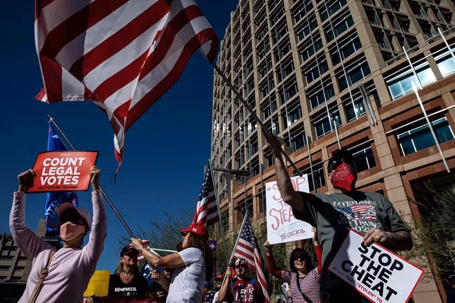 Nhiều người ủng hộ ông Trump tập trung bên ngoài điểm bỏ phiếu. Ảnh: New York Times.