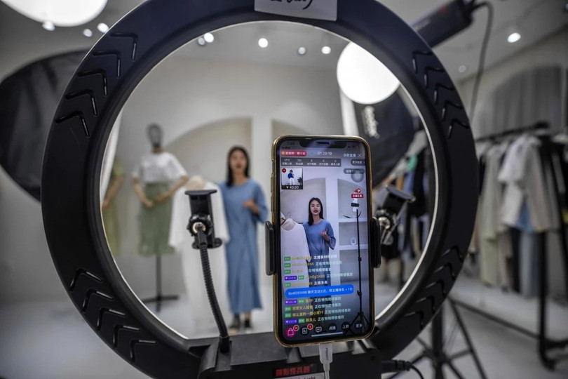 Trong nửa đầu năm 2020, có khoảng 10 triệu lượt livestream tại Trung Quốc. Ảnh: EPA.