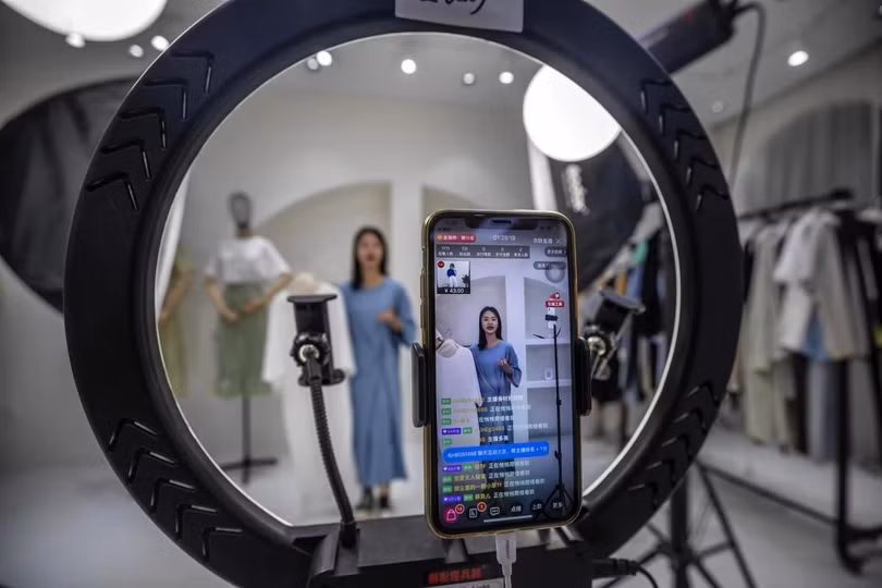 Trong nửa đầu năm 2020, có khoảng 10 triệu lượt livestream tại Trung Quốc. Ảnh: EPA.