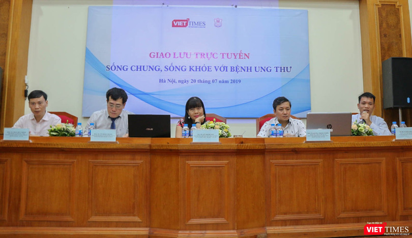 Các khách mời tham gia giao lưu trực tuyến (từ trái sang) PGS.TS. Trần Huy Thịnh, PGS.TS. Vũ Hồng Thăng, GS.TS. Lê Thị Hương, PGS.TS Dương Trọng Nghĩa, TS.BS Vũ Hữu Khiêm.