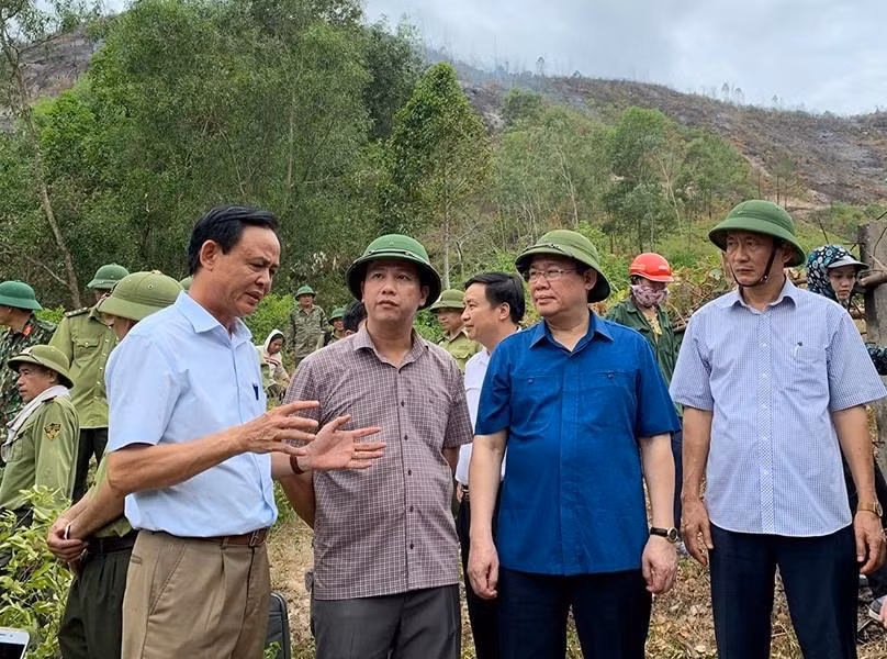 Ngày 1/7, Phó Thủ tướng Vương Đình Huệ tiếp tục thị sát việc chữa cháy rừng tại huyện Đức Thọ (ảnh: Thành Chung)