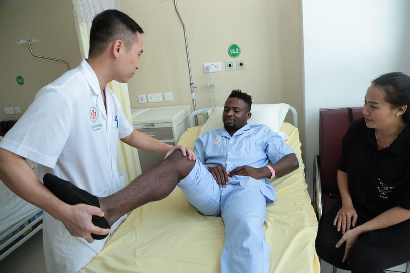 "Quái thú" Oseni đang được các bác sĩ chăm sóc