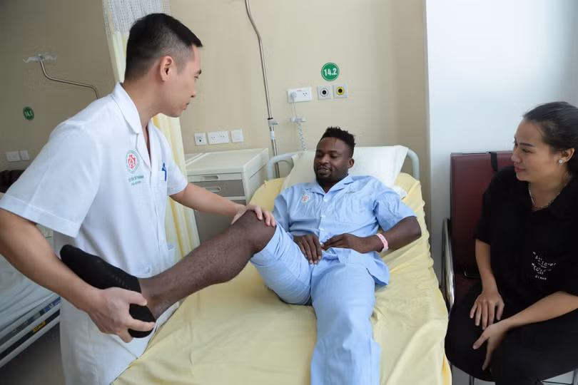 "Quái thú" Oseni đang được các bác sĩ chăm sóc