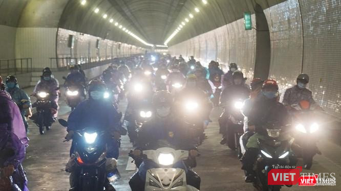 Ảnh người dân chạy dịch về qua hầm Hải Vân sau nhiều tháng thất nghiệp - VietTimes Ảnh người dân chạy dịch về qua hầm Hải Vân sau nhiều tháng thất nghiệp - VietTimes