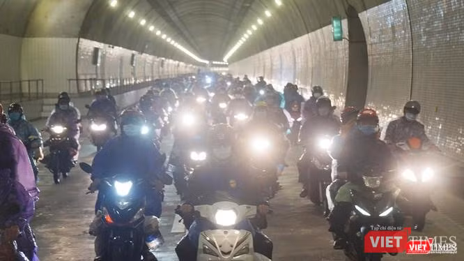 Ảnh người dân chạy dịch về qua hầm Hải Vân sau nhiều tháng thất nghiệp - VietTimes