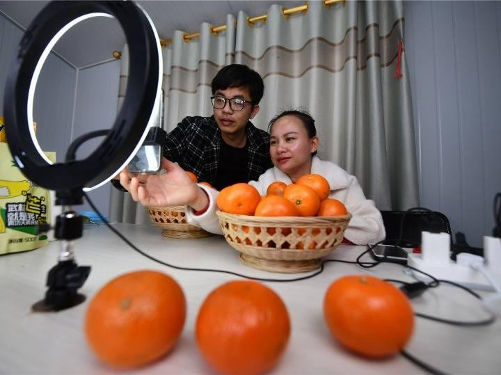 "Chị gái Xảo Phụ" từ phụ nữ nông dân đến người nổi tiếng trên mạng với hàng triệu người hâm mộ. "Chị gái Xảo Phụ" từ phụ nữ nông dân đến người nổi tiếng trên mạng với hàng triệu người hâm mộ.