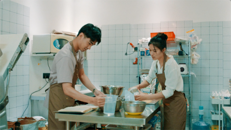 Tiểu Ma và chồng chuẩn bị nguyên liệu cho cửa hàng. Ảnh cắt từ phim ngắn "Hồi hương thật tuyệt" Tiểu Ma và chồng chuẩn bị nguyên liệu cho cửa hàng. Ảnh cắt từ phim ngắn "Hồi hương thật tuyệt"