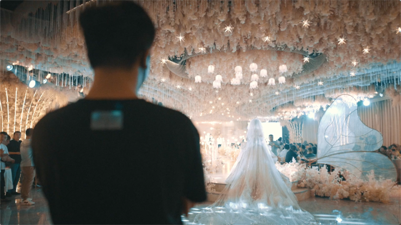 Tiểu Vĩ tổ chức lễ cưới cho người lớn tuổi ở quê. Ảnh cắt từ phim ngắn "Hồi hương thật tuyệt" Tiểu Vĩ tổ chức lễ cưới cho người lớn tuổi ở quê. Ảnh cắt từ phim ngắn "Hồi hương thật tuyệt"