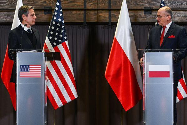 Ngoại trưởng Mỹ Antony Blinken và Ngoại trưởng Ba Lan Zbigniew Rau không có sự đồng nhất trong cách viện trợ MiG-29 cho Ukraine (Ảnh: WSJ).