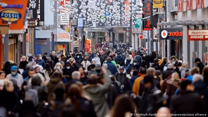 Mặc dù số ca lây nhiễm đang cao chưa từng thấy nhưng người dân nhiều nước vẫn cảm thấy không đáng lo ngại nữa. Trong ảnh: trên đường phố Đức (Ảnh: Deutsche Welle). Mặc dù số ca lây nhiễm đang cao chưa từng thấy nhưng người dân nhiều nước vẫn cảm thấy không đáng lo ngại nữa. Trong ảnh: trên đường phố Đức (Ảnh: Deutsche Welle).