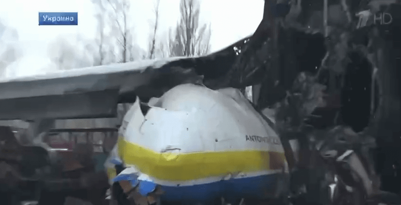 Phần đầu chiếc AN-225 bị phá nát (Ảnh trích video của Russia-1).