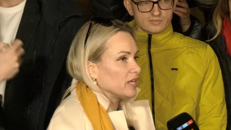 Marina Ovsyannikova gặp các nhà báo sau khi rời tòa án (Ảnh: ReutersTV). Marina Ovsyannikova gặp các nhà báo sau khi rời tòa án (Ảnh: ReutersTV).