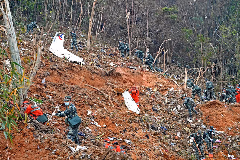 Các binh sĩ tham gia tìm kiếm các nạn nhân (Ảnh: Xinhua).